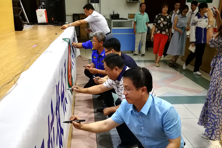2018年我校与济南市市中区城管局垃圾分类宣教组联合开展了垃圾分类进校园宣传活动4.jpg