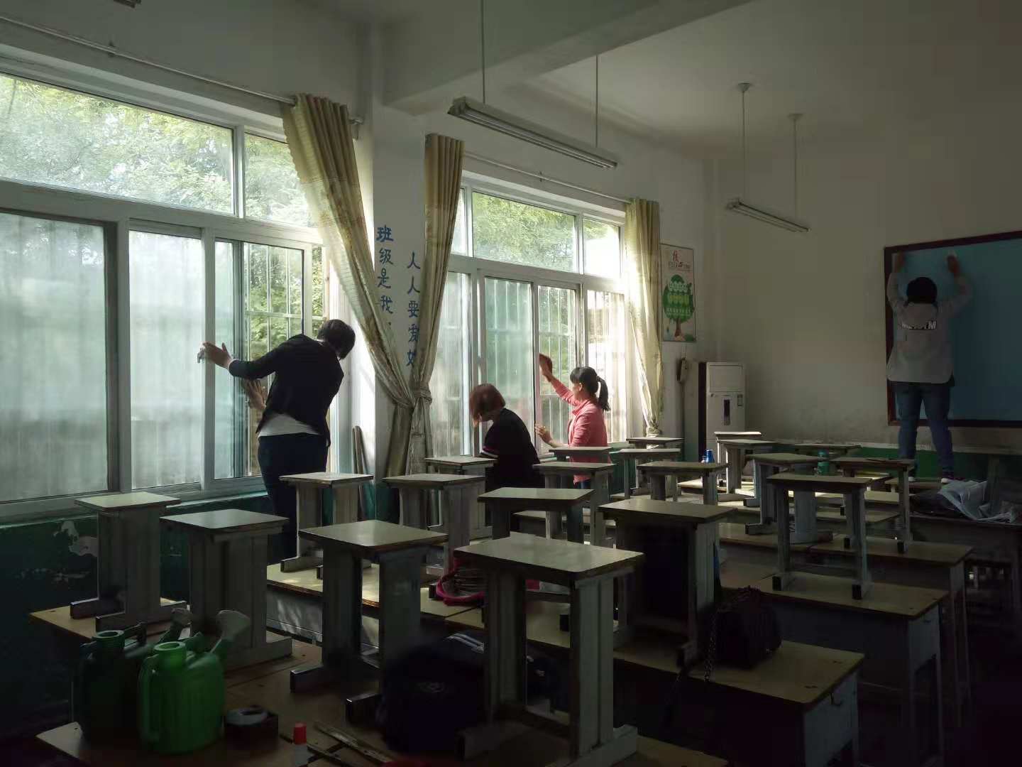 家委会协助创建最美教室6.jpg