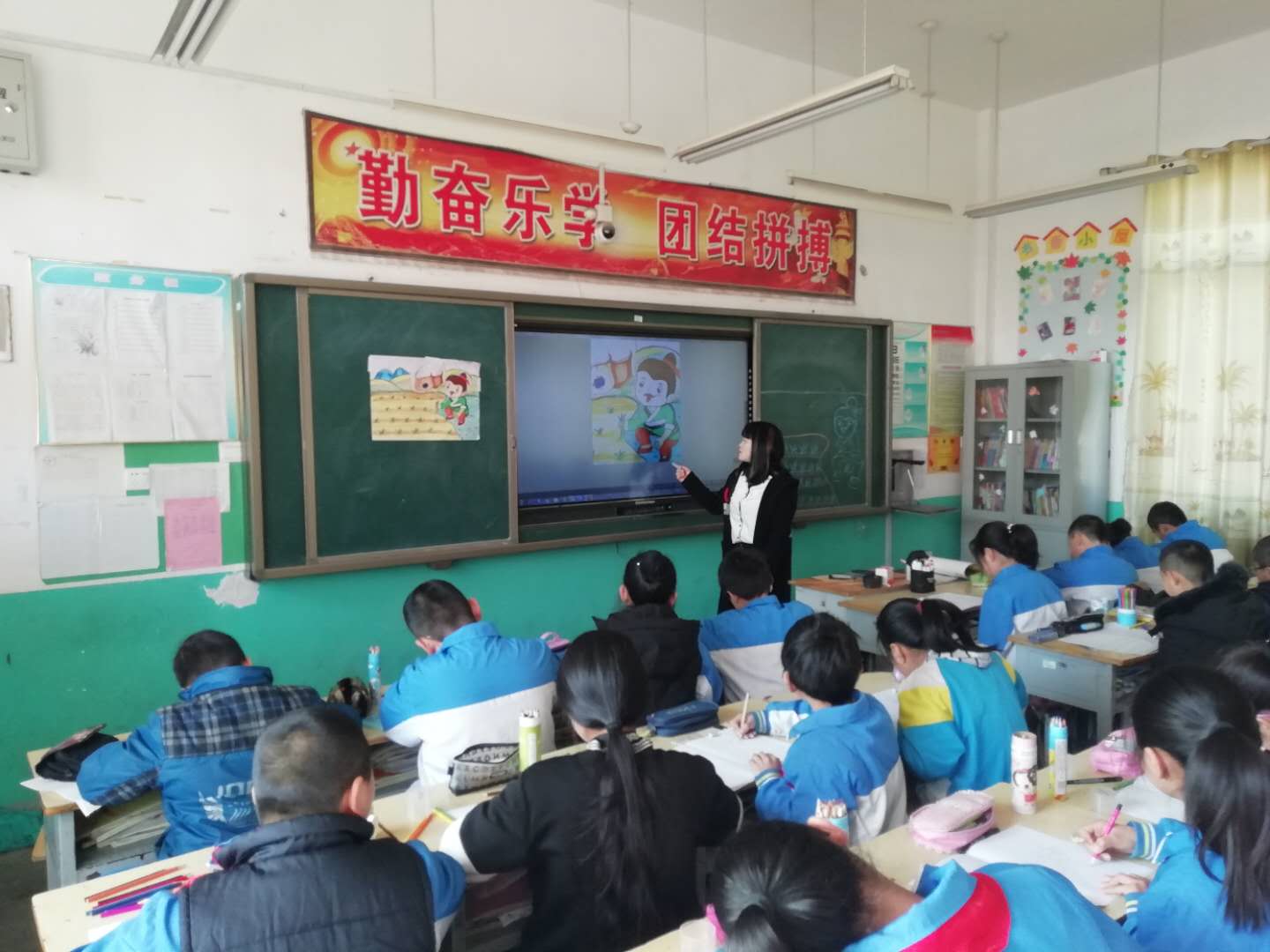 栗女士给学生上课1.jpg