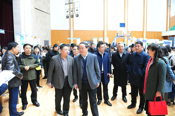 学校领导到现场调研.jpg
