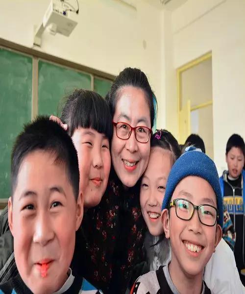 临沂市莒南县筵宾镇略庄小学卢荣荣： “嫁”给讲台的山村女教师