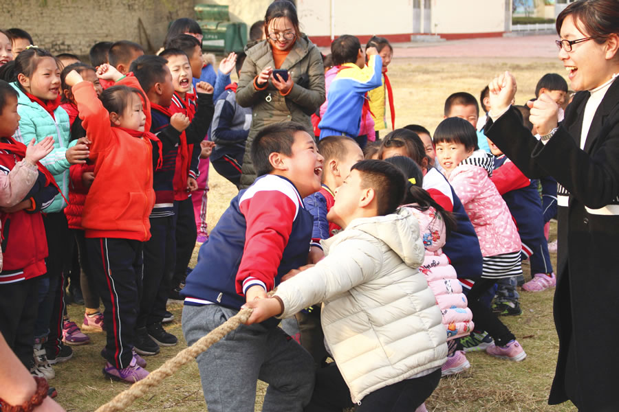 五莲县中至小学举办“我参与，我快乐”主题师生趣味运动会