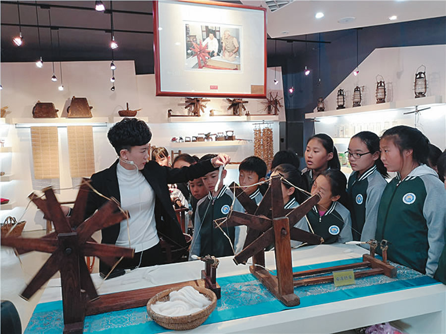 威海市码头小学举行“走近威海非遗，了解丝绸文化”主题教育活动