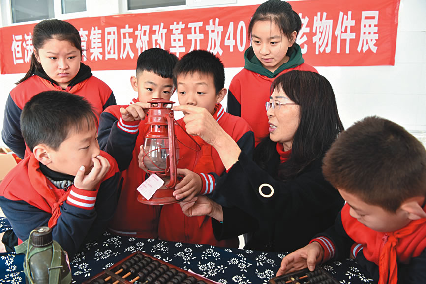 高密市恒涛双语实验学校举办师生探究成果展  找寻老物件里的记忆