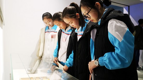 荣成市石岛湾中学：学习“永怀精神” 传承报国之志
