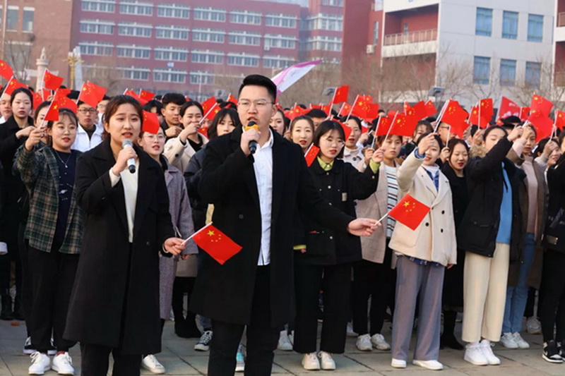 烟台工程职业技术学院师生同唱爱国歌