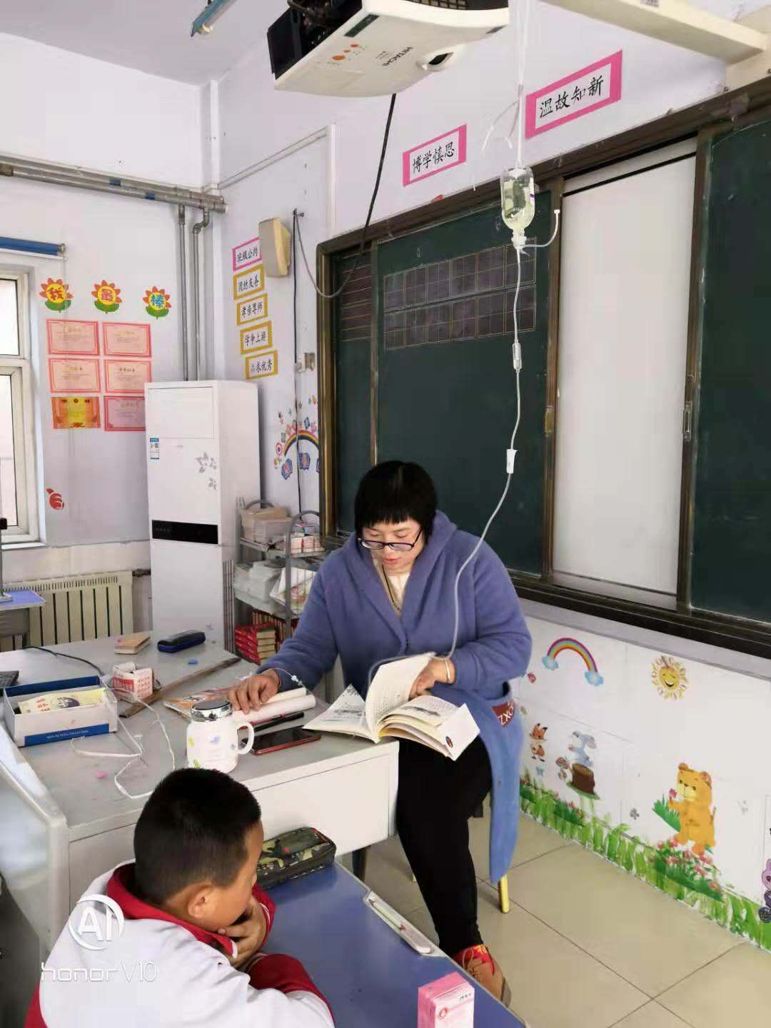 挂着点滴带孩子阅读的女教师，你认真的样子真美