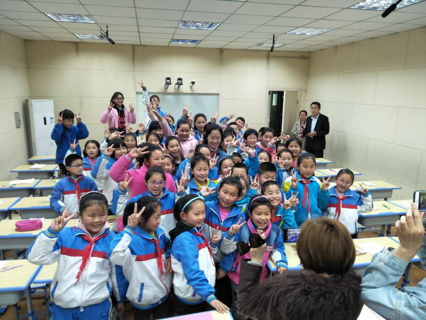 接山镇中心小学举办名家进校园公益讲座暨“阅读与写作基地”授牌仪式