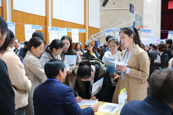 第六届大中城市联合招聘活动在滨医举行 近4000毕业生达成初步就业意向
